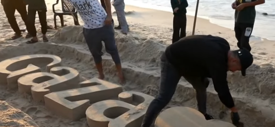 palestinian-sculptors-create-art-on-gaza-beach-sand-to-escape-israel’s-war