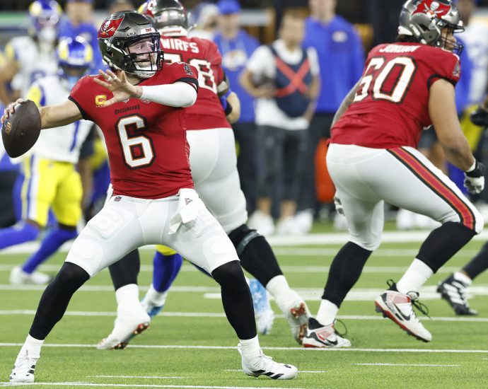 buccaneers-qb-baker-mayfield-exits-game-vs.-rams-with-shoulder-injury