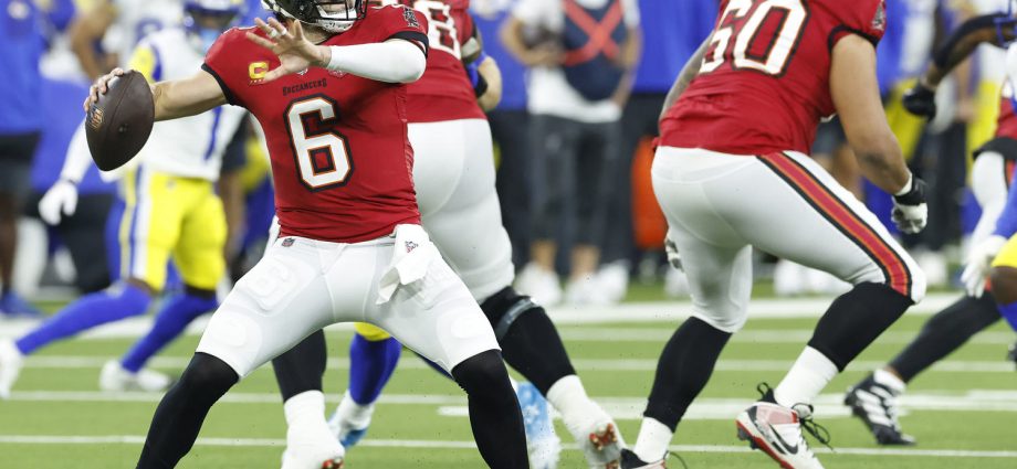 buccaneers-qb-baker-mayfield-exits-game-vs.-rams-with-shoulder-injury
