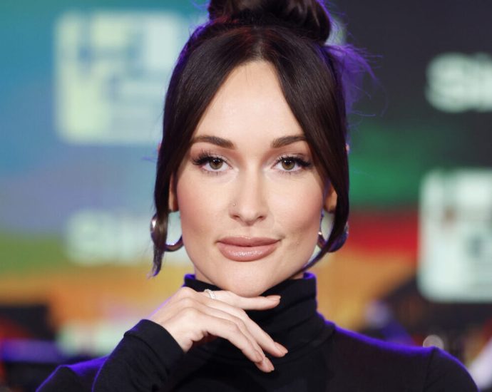 kacey-musgraves-cracks-up-sydney-crowd-with-hilarious-gay-sauna-confession