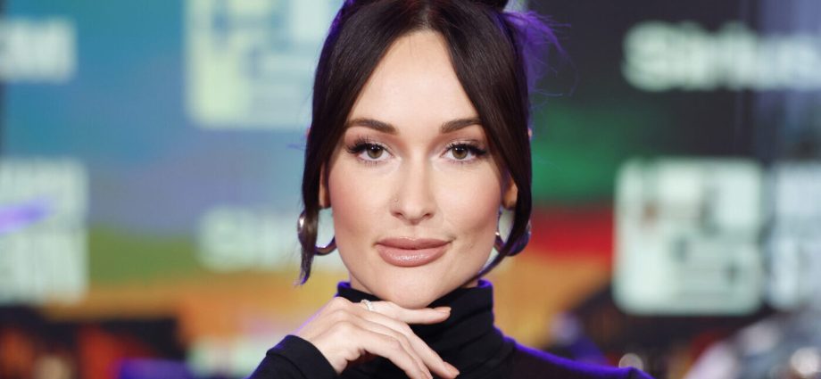 kacey-musgraves-cracks-up-sydney-crowd-with-hilarious-gay-sauna-confession