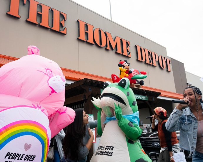 ‘ice-scraper’-immigration-protests-pack-california-home-depot-store 