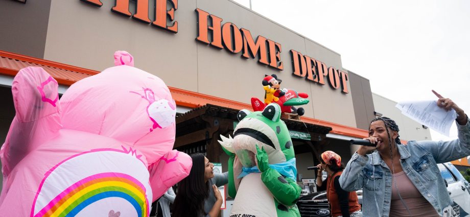 ‘ice-scraper’-immigration-protests-pack-california-home-depot-store 