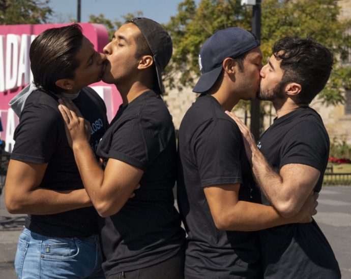 a-border-kiss-in-on-world-aids-day-eve-is-rewriting-the-story-of-hiv-visibility