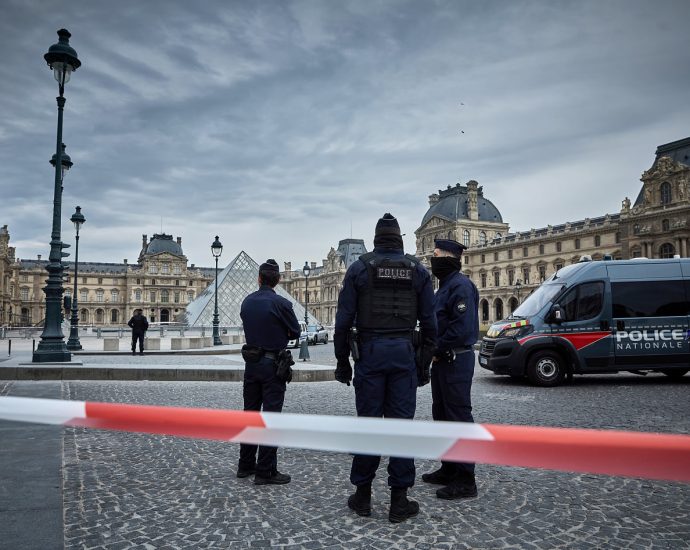 four-more-arrested-in-connection-with-louvre-heist,-paris-prosecutor-says