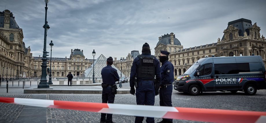 four-more-arrested-in-connection-with-louvre-heist,-paris-prosecutor-says