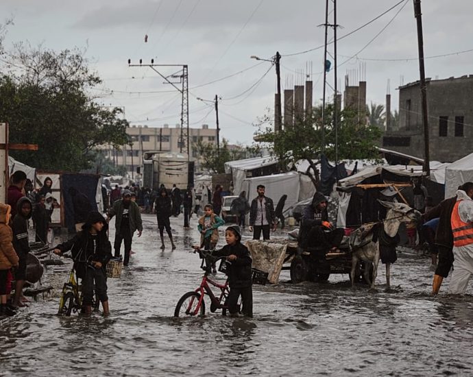 heavy-rains-flood-gaza-camps,-worsening-the-humanitarian-crisis