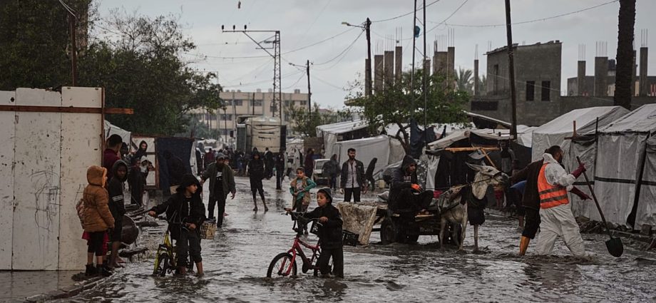 heavy-rains-flood-gaza-camps,-worsening-the-humanitarian-crisis