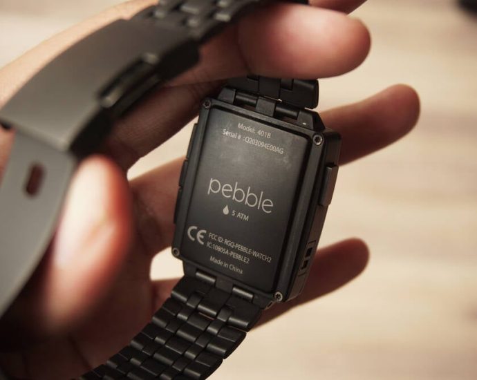 pebble,-the-e-ink-smartwatch-that-refuses-to-die,-just-went-fully-open-source