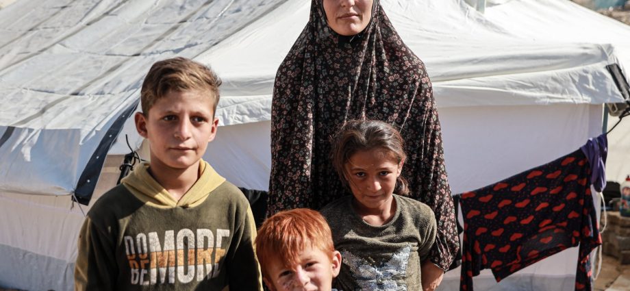 stuck-in-gaza’s-limbo:-palestinians-struggle-to-live-amid-israel’s-attacks