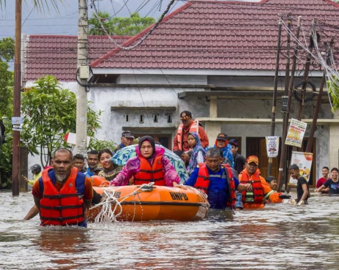 at-least-10-people-killed-in-indonesia-floods,-landslides