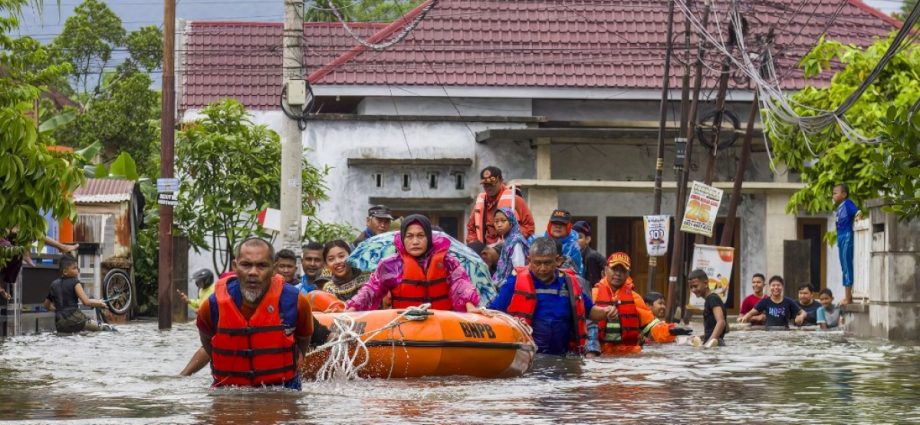 at-least-10-people-killed-in-indonesia-floods,-landslides