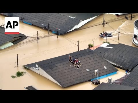 dramatic-moment-family-hit-by-south-thailand-flooding-rescued-from-rooftop