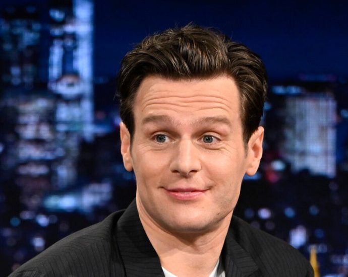 jonathan-groff-accidentally-goes-nsfw-while-discussing-his-thanksgiving-parade-outfit