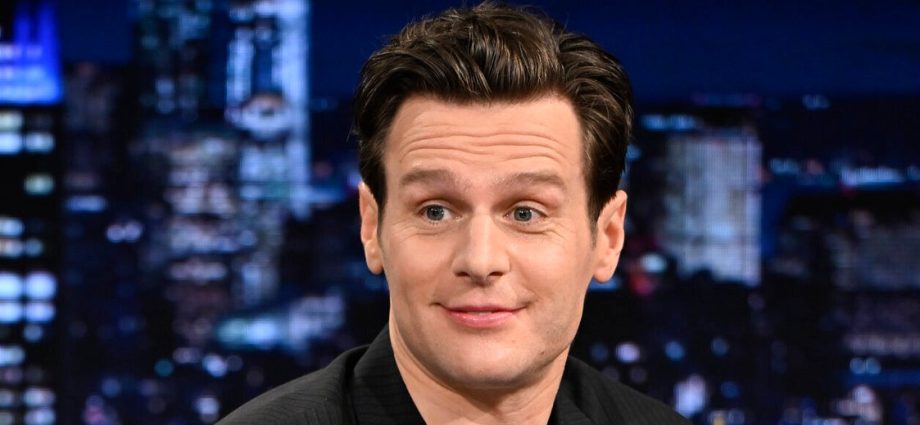 jonathan-groff-accidentally-goes-nsfw-while-discussing-his-thanksgiving-parade-outfit