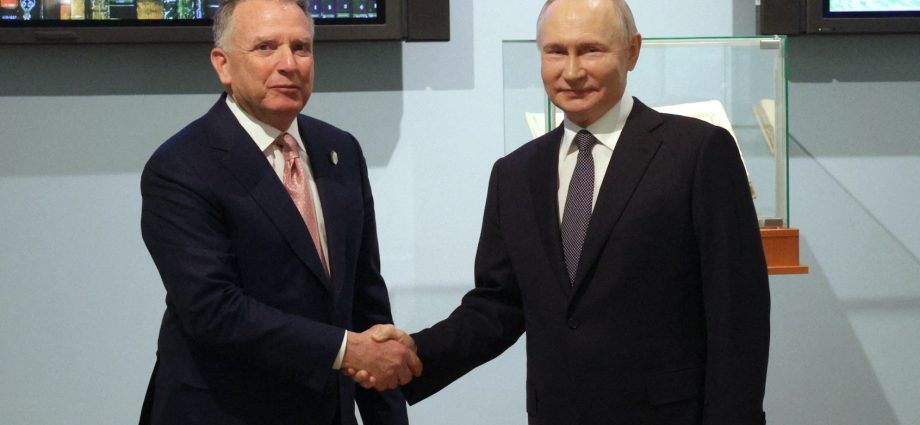 “cannot-be-trusted”:-representatives-call-for-steve-witkoff-to-resign-over-leaked-kremlin-call