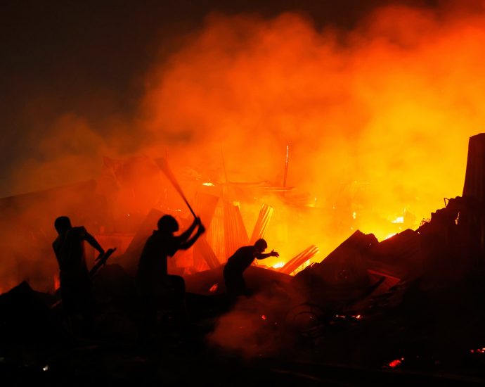 thousands-left-homeless-by-fire-in-bangladesh-shantytown-in-dhaka