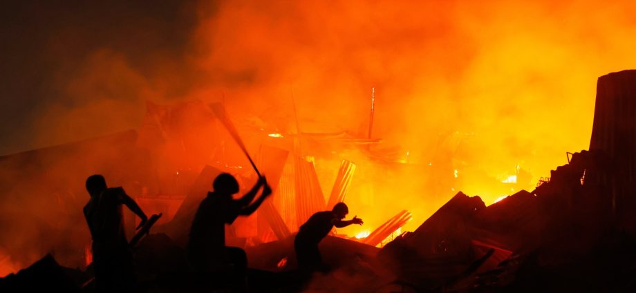 thousands-left-homeless-by-fire-in-bangladesh-shantytown-in-dhaka
