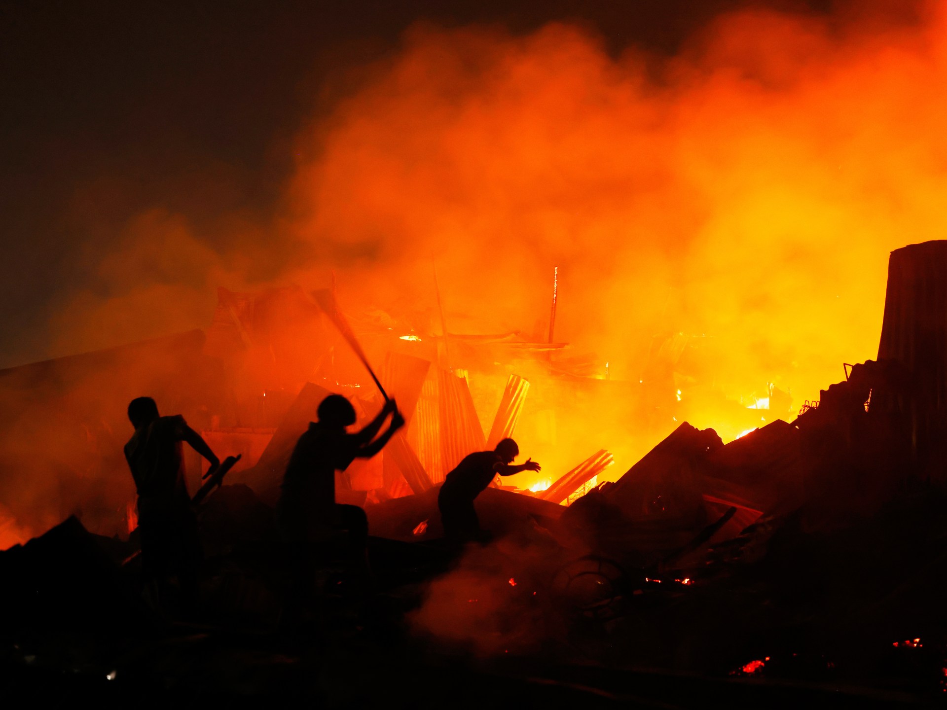 thousands-left-homeless-by-fire-in-bangladesh-shantytown-in-dhaka