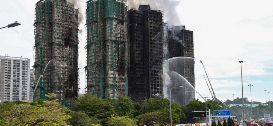 hong-kong-high-rise-fire-live:-blaze-kills-at-least-44,-hundreds-missing