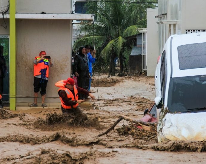 indonesia-races-to-evacuate-sumatra-residents-as-flood-deaths-soar-to-34