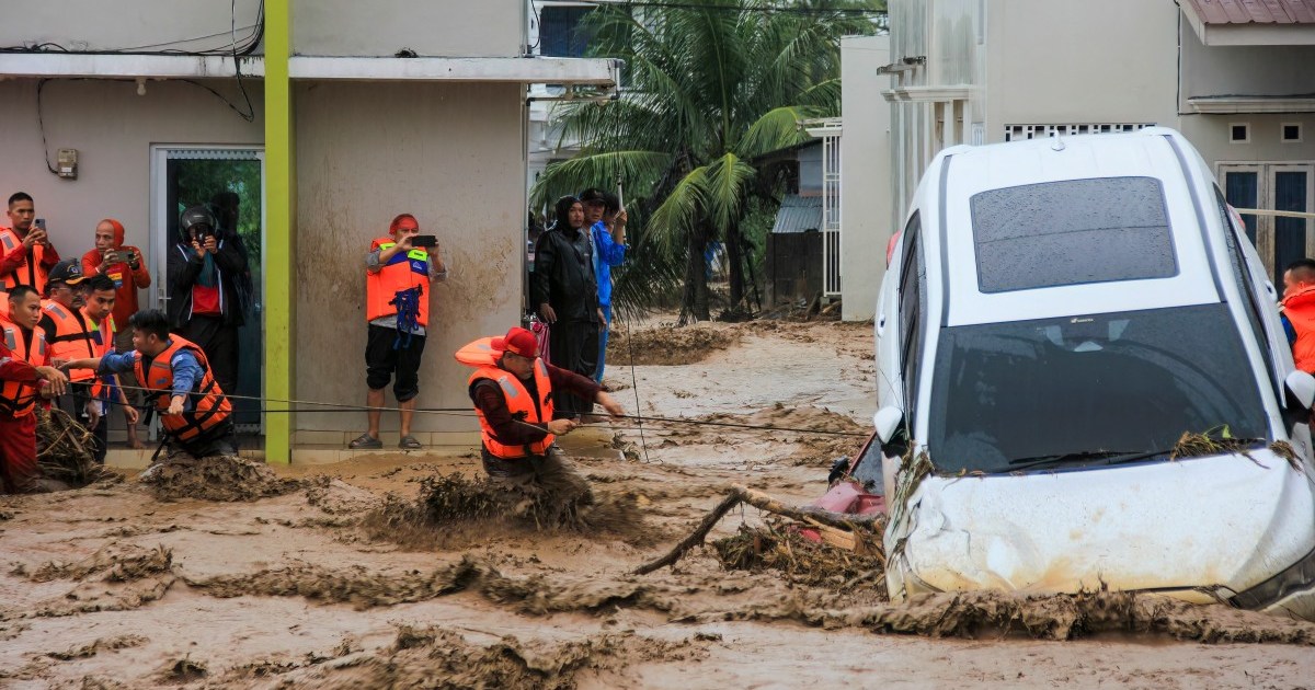 indonesia-races-to-evacuate-sumatra-residents-as-flood-deaths-soar-to-34