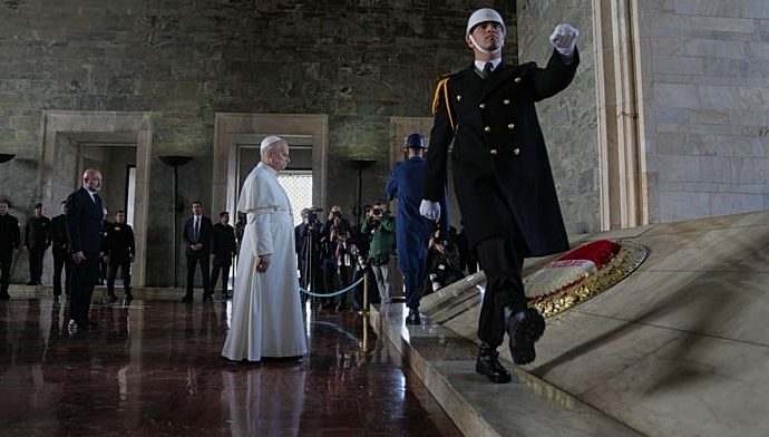 pope-leo-xiv-pays-tribute-to-ataturk-on-his-first-overseas-visit-to-turkey
