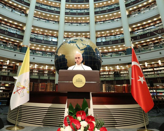 pope-leo-warns-‘future-of-humanity-is-at-stake’-during-turkiye-visit