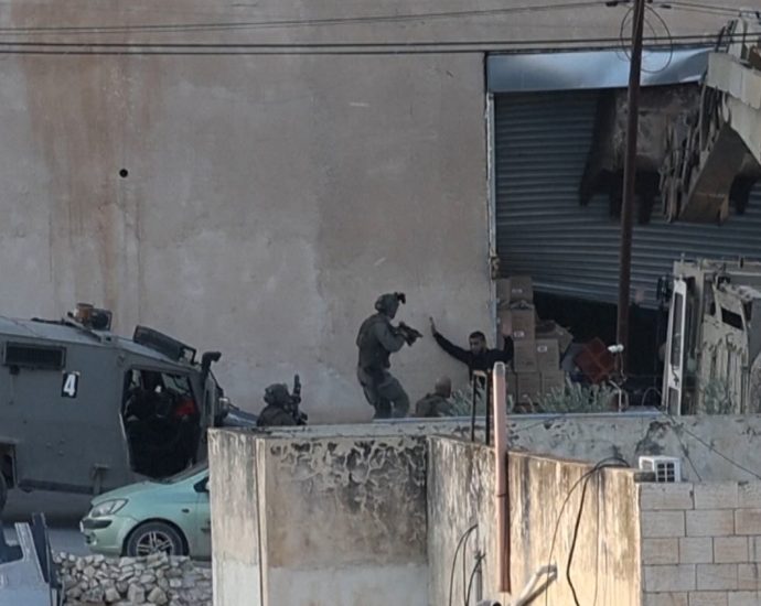 video-shows-israeli-soldiers-shooting-surrendering-palestinians-in-jenin