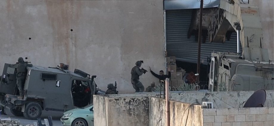 video-shows-israeli-soldiers-shooting-surrendering-palestinians-in-jenin