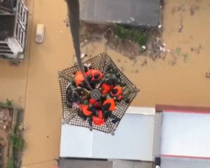 thai-military-airlifts-people-from-deadly-flooding