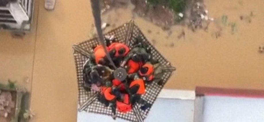 thai-military-airlifts-people-from-deadly-flooding