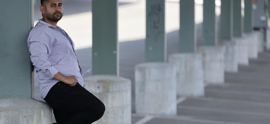 californians-sharply-divided-along-partisan-lines-about-immigration-raids,-poll-finds