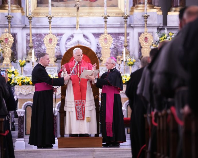 pope-leo-xiv-begins-turkiye-visit-with-prayers-and-unity-message