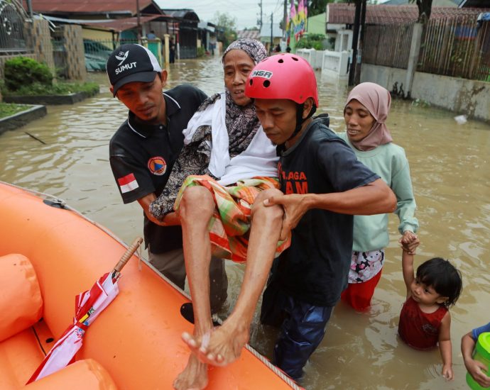 flood-deaths-rise-to-174-in-indonesia,-surge-across-southeast-asia