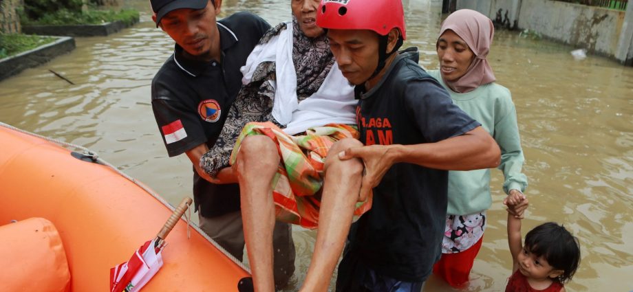 flood-deaths-rise-to-174-in-indonesia,-surge-across-southeast-asia