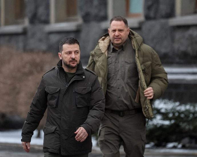 ukraine-anticorruption-investigators-search-home-of-zelenskyy’s-top-aide