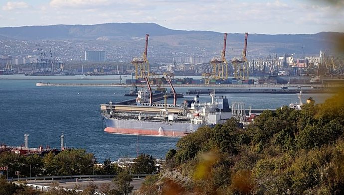 two-ships-of-russia’s-sanctioned-shadow-fleet-caught-fire-in-the-black-sea-off-turkiye