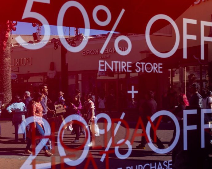 black-friday-shoppers-spend-more-time-looking-for-deals-but-less-money-amid-economic-angst