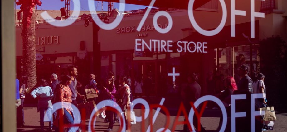 black-friday-shoppers-spend-more-time-looking-for-deals-but-less-money-amid-economic-angst