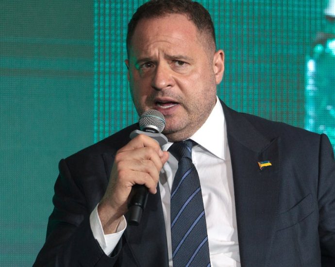 ukrainian-anti-corruption-units-raid-home-and-offices-of-zelenskyy’s-chief-of-staff