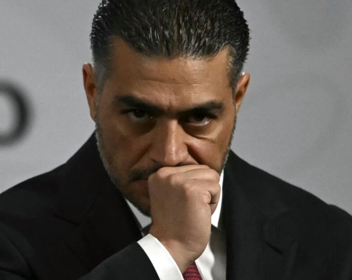 mexico’s-‘batman’:-the-president’s-favorite-crime-fighter,-the-cartels’-nemesis