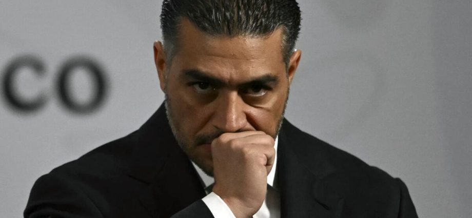 mexico’s-‘batman’:-the-president’s-favorite-crime-fighter,-the-cartels’-nemesis