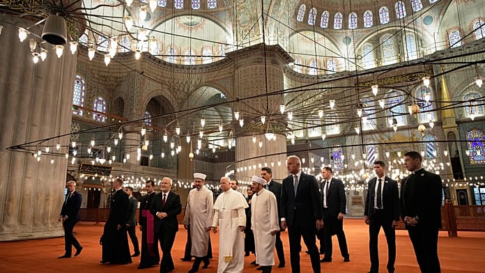 pope-leo-xiv-visits-istanbul’s-blue-mosque-for-a-brief-moment-of-prayer