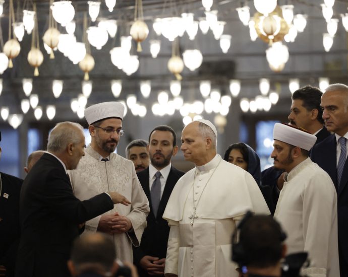 pope-leo-tours-istanbul’s-blue-mosque-during-turkiye-trip
