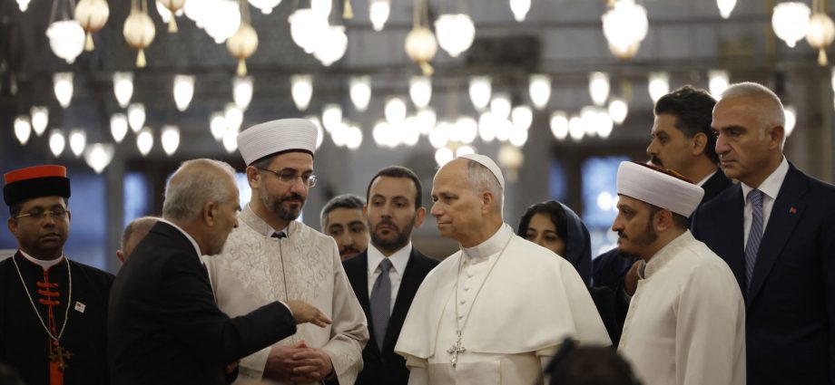 pope-leo-tours-istanbul’s-blue-mosque-during-turkiye-trip
