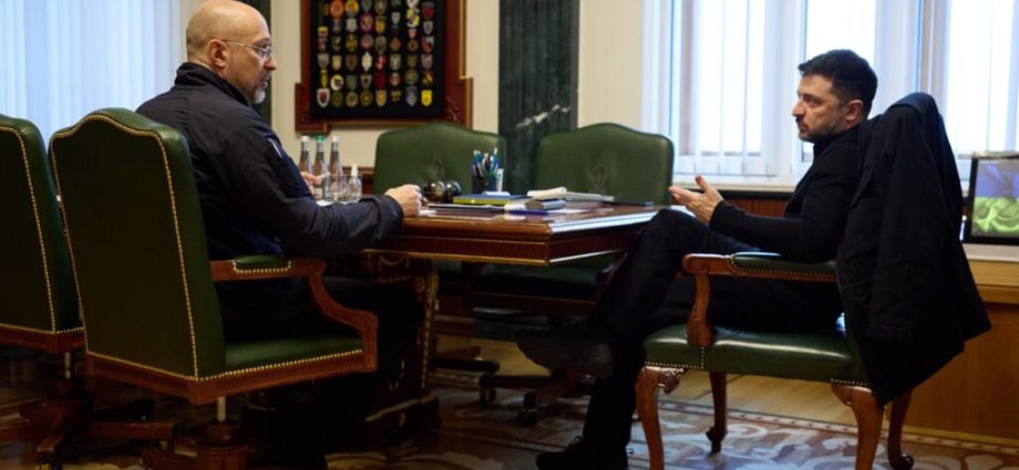 defense-minister-gets-new-assignment:-zelenskyy-calls-for-updated-military-planning-amid-ongoing-operations