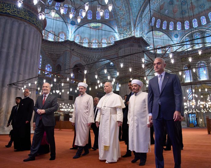 pope-leo-visits-blue-mosque-in-turkiye’s-istanbul