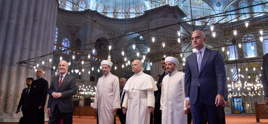 pope-leo-visits-blue-mosque-in-turkiye’s-istanbul