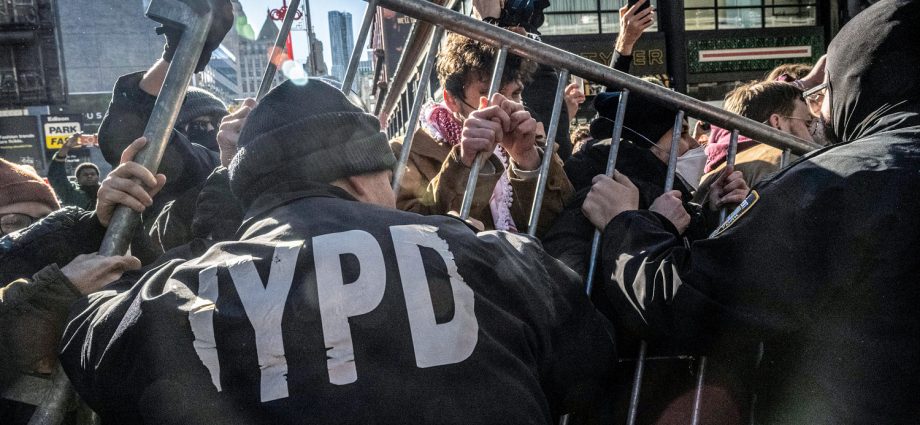 protesters-block-federal-agents-from-leaving-parking-garage-for-nyc-raid